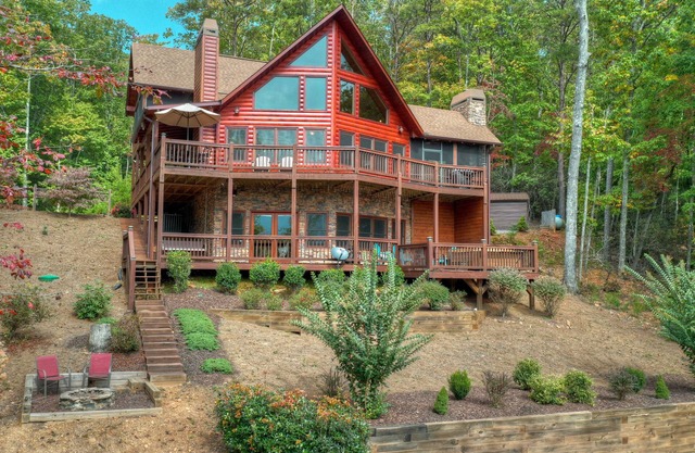 Exceptional Aska Area Luxury Cabin with hot tub close to downtown Blue Ridge