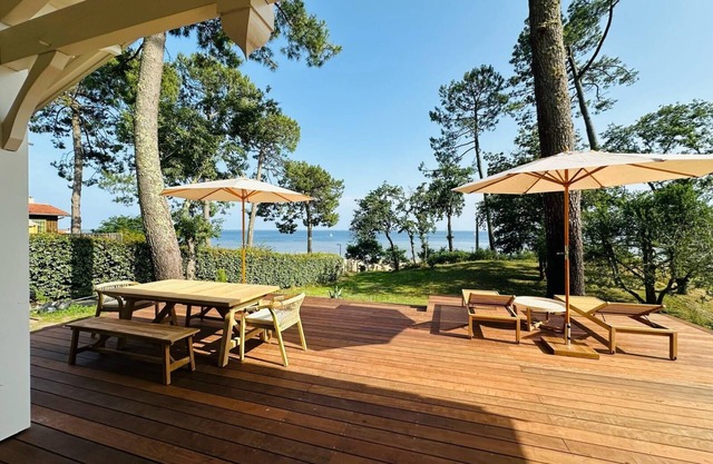 Exceptional lakeside villa