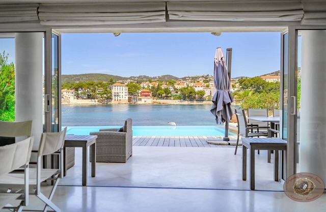 EXCEPTIONAL Luxury villa, feet in the water on the beach of Renecros