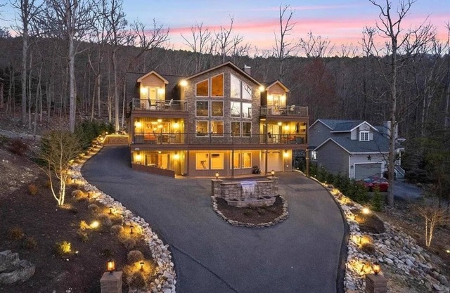 Exceptional Massanutten Lodge-Magazine Worthy Backyard Oasis-Hot Tub-Decks-Views!