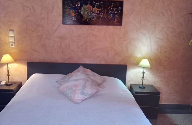 Exceptional villa, secure parking, 5 mins from the highway