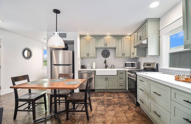 Exceptionally designed 1 bedroom 1 bath just minutes from NRG & Medical Center