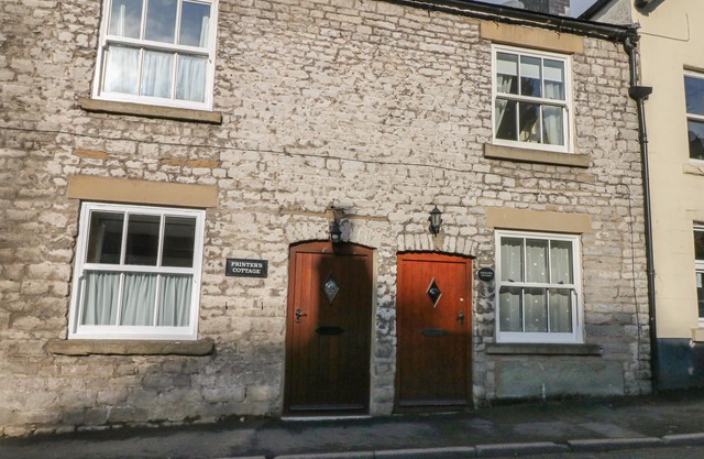 EXCHANGE COTTAGE, family friendly in Tideswell