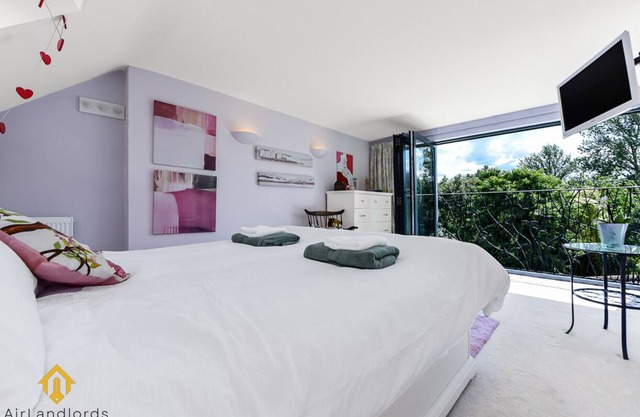 Exclusive 3 bedroom House in the Heart of Hanwell!