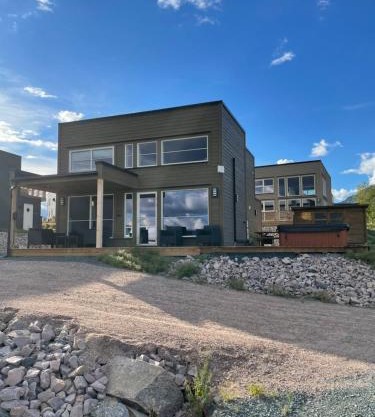 Exclusive Funkis Cabin, Lake View, Rooftop Terrace, Jacuzzi, Sauna, Close to Golf and Alpine