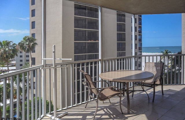 EXCLUSIVE GULLWING BEACH RESORT CONDO 603! HUGE 2B/2B WITH GRAND VIEW!