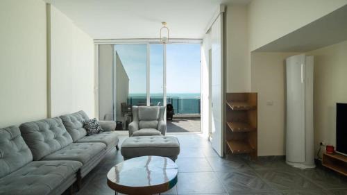 Exclusive Seafront Duplex with Jacuzzi