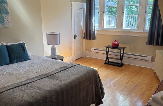 Executive 2 Bedroom Downtown Apartment Midstream Manor Unit 8
