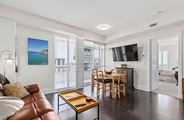 Executive 2BR/2BA Midtown Toronto, Work-from-Home!