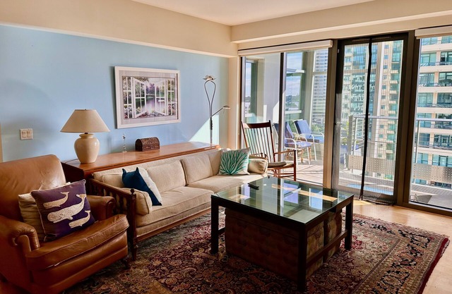 Executive bay view downtown Condo close to Convention Petco Park & Gaslamp