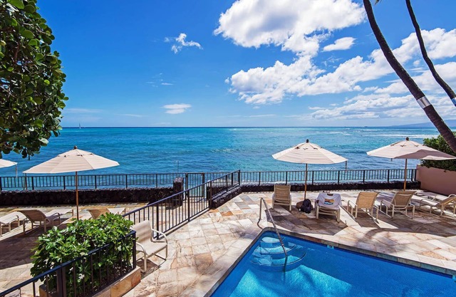 Executive Gold Coast Oceanfront Suite: Diamond Head Views, Amazing Seaside Pool
