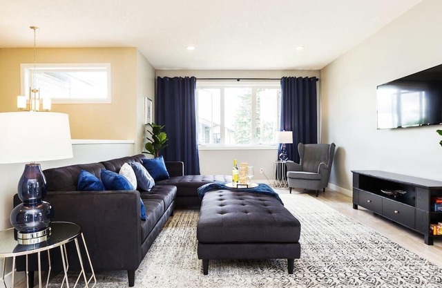 ★Executive Home★Garage⚡WiFi & NFLX ★Sanitized✔Long Stays!