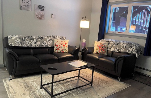 Executive Lakeside Cozy 2-BR Retreat with WiFi - Bliss!