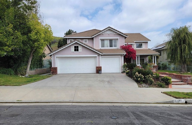 Executive Living, Scenic location 5+3 furnished; pool and entertainer's backyard