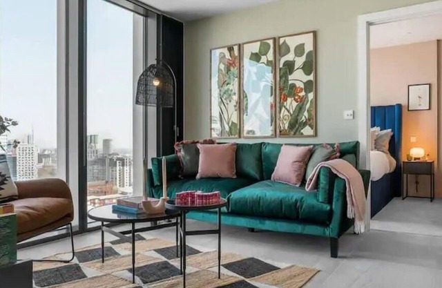 Expansive City View| Free Netflix | Free 24 Hr Gym