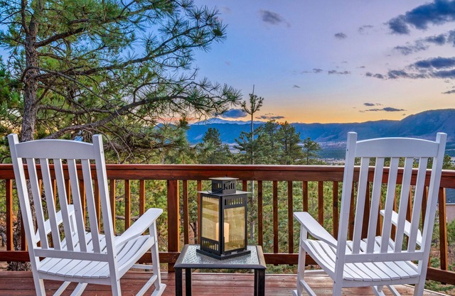 Expansive Monument Home: Hot Tub & Mountain Views!