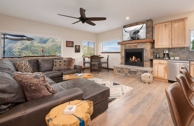 Expansive Mountain Views - New Construction, Close to Town - PF, Fireplace, Pool Table, Deck