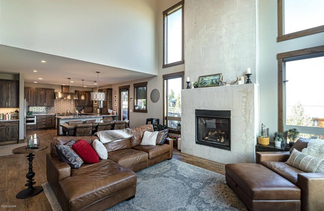 Expansive views, luxury furnishings & a hot tub for easing weary muscles