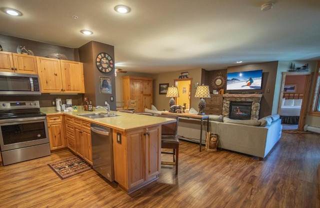 Expedition Station 8590 by SummitCove Lodging
