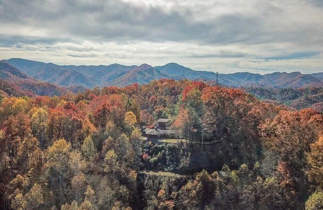 Experience breathtaking mountain views at Smokey Vista Lodge