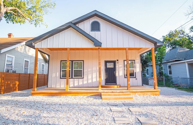 Experience Convenience w/4BR/3BA Near Alamodome