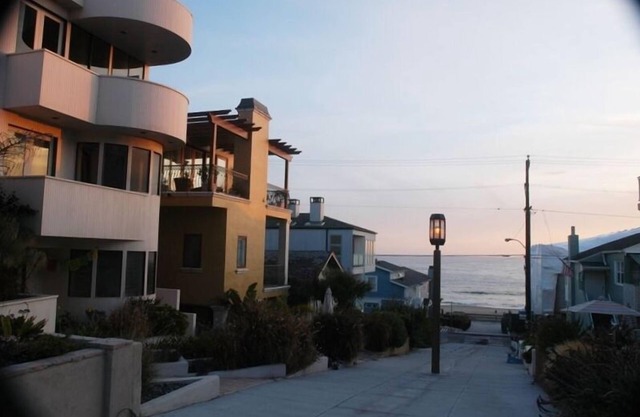 Experience life at sea level in Manhattan Beach in an ocean view guest house