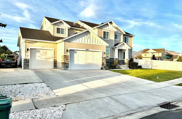 "Experience Luxury Living in Our 5-Bedroom Oasis with Premium Amenities"n