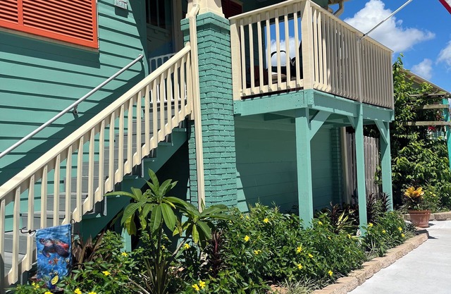 Experience Midtown charm near Galveston Seawall