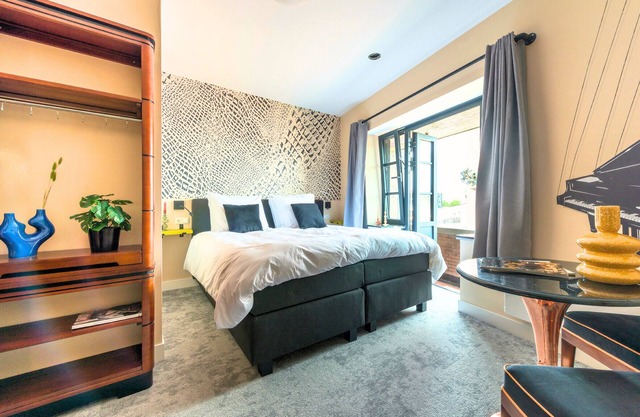 Experience the unique style of Nelly van Doesburg in this cheap apartment in Tilburg.