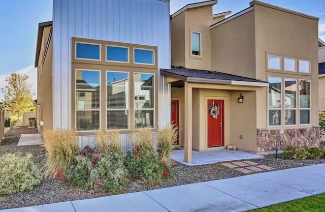 Experience this charming vacation Home. 1,610 ft 3 En-Suite Bedrooms and Private Bathroom and easy access to restaurants, parks, and tons of local attractions, this 3-bedroom, 3.5-bathroom townhome is the perfect home base to return to each evening
