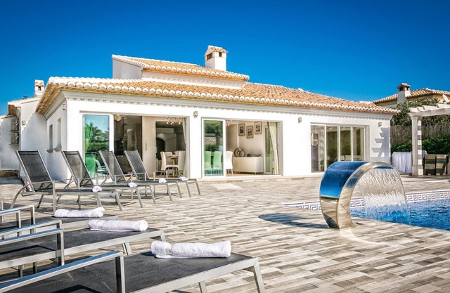 Experience Unrivalled Luxury: Private 6-Bed Villa Escape with Hot Tub, Bar, WiFi