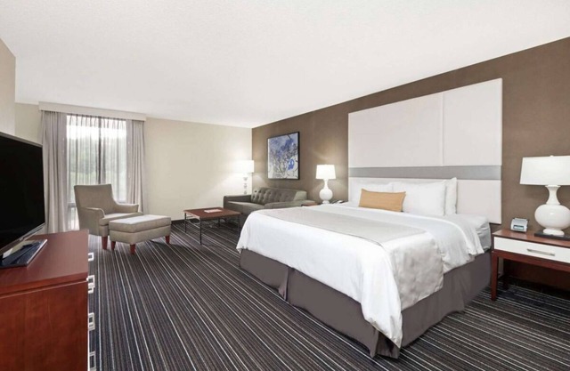 Explore Atlanta's Shopping Areas! Near Cumberland Mall, Pet-Friendly Stay!
