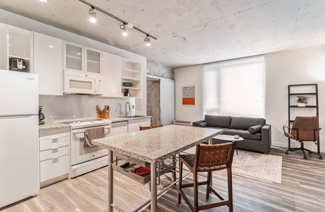 Explore Cleveland! Modern Apartment in the City