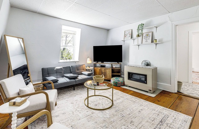 Explore Dtwn, Parks & Colleges: Cozy Worcester Apt