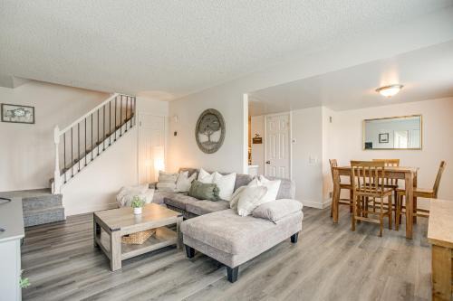 Explore Red Rocks and Green Mtn Townhome with Pool!