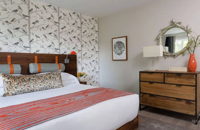 Explore & Unwind | Lodge Stay Near Nature Trails, Coffee Shops & Attractions