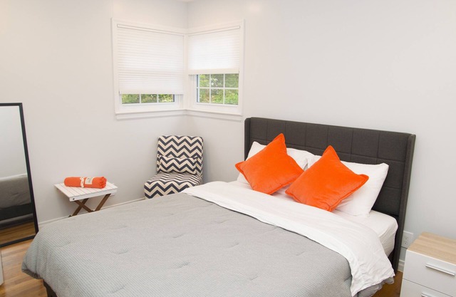 Exquisite 5 BR, 2 B home in the NYC area 10 minutes from JFK in a quiet area.