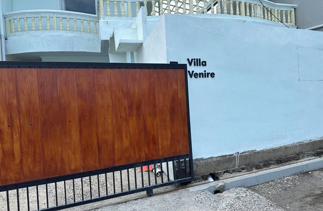 Exquisite 6BR Villa VENIRE I Centre Canggu I Roof Pool I AirCon I WIFIINetflix