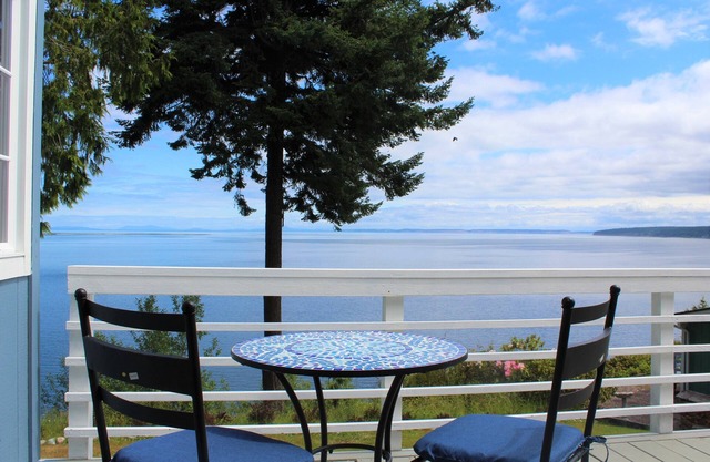 Exquisite Bay Views. Charming Cottage.