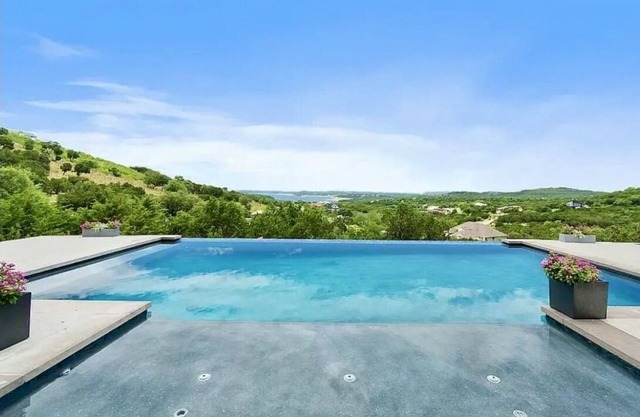 Exquisite modern house overlooking Lake Travis