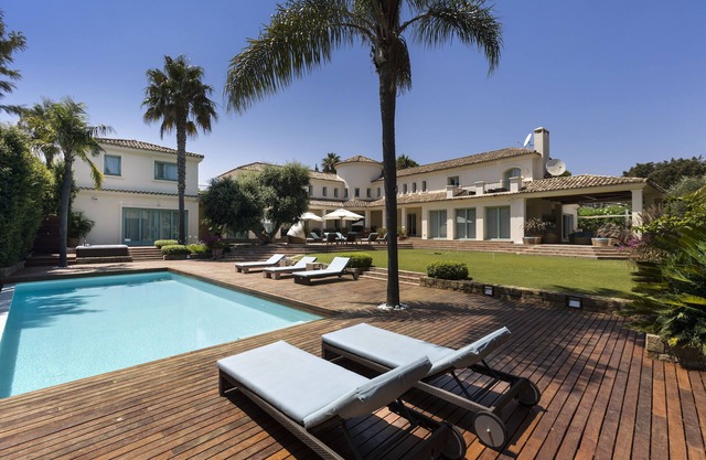 Exquisite private villa with private and heated pool and jacuzzi