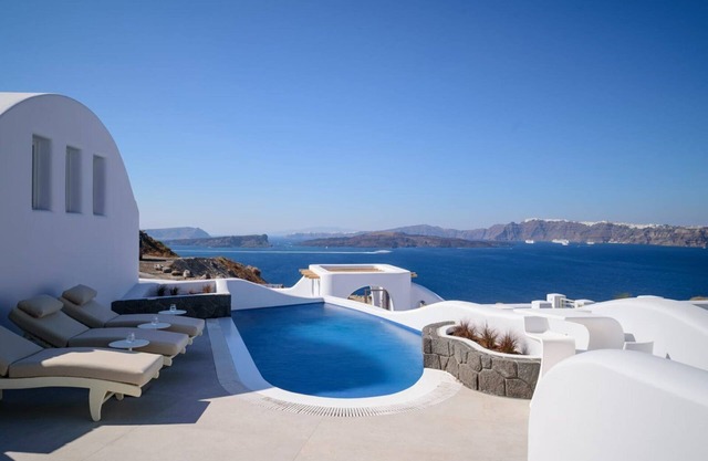Exquisite Santorini Villa | Villa Luna | 3 Bedrooms | Breathtaking Sea Views.