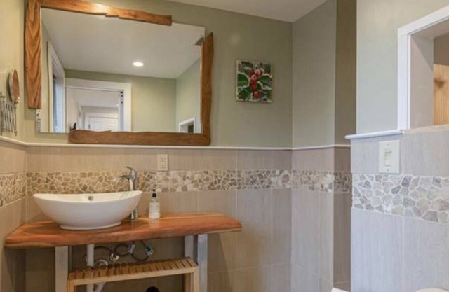 EXQUISITE! Urban-Luxury, PARKING on-site, Stunning