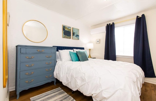 EXTENDED STAY - Cozy Cottage w Laundry, Parking & Fast WiFi