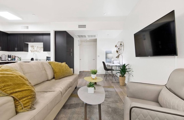 Extended Stay - Luxury Walk to Americana w Parking