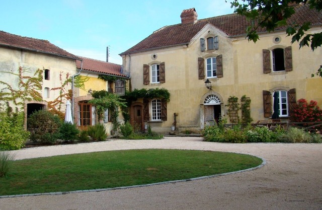Extremely spacious, Country Farmhouse with pool & summer kitchen, sleeps 13+