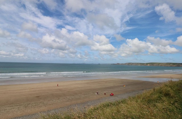 EYNONS COTTAGE, pet friendly, character holiday cottage in Roch