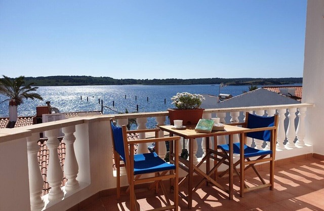 F98. Sea views in Fornells!
