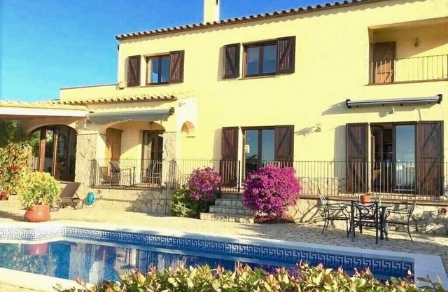 FABULOSA! LUXURIOUS, RELAXING VILLA. SEA VIEWS, 8M POOL, 300MG FIBRE, AIRCON+GYM