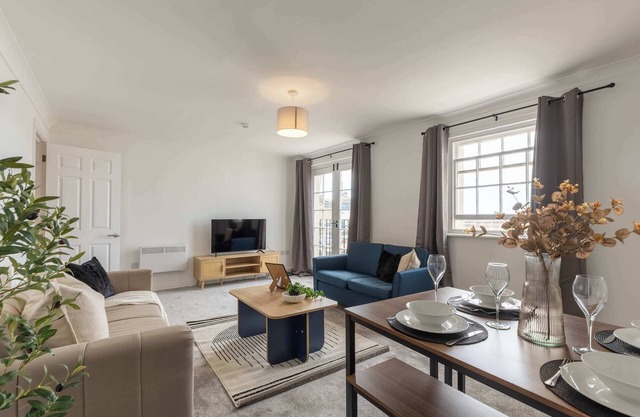 Fabulous 1 Bed Harbour-side Apartment with Balcony